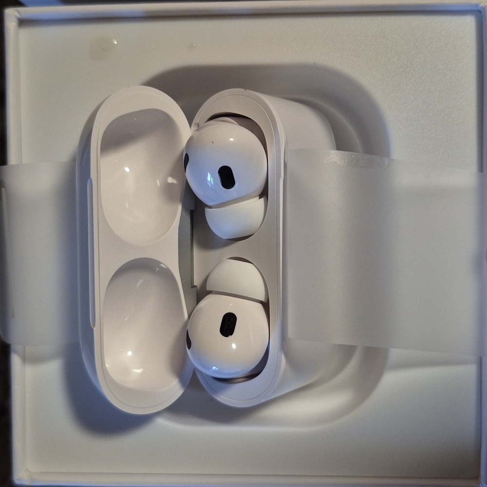 White Wireless Earbuds - Picture 5 of 5